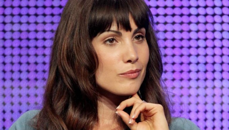 Carly Pope Biography: 5 Fast Facts You Need To Know About The Actress