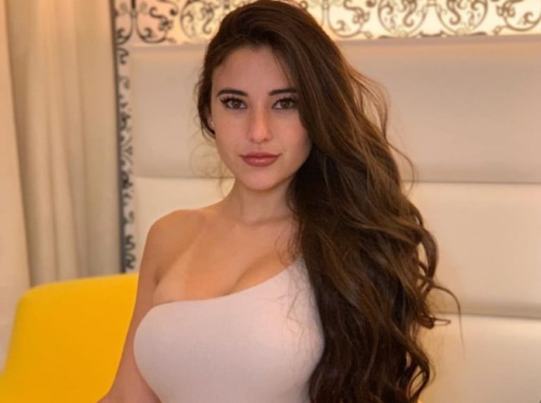 5 Fast Facts You Need To Know About The Instagram Model – Angie Varona
