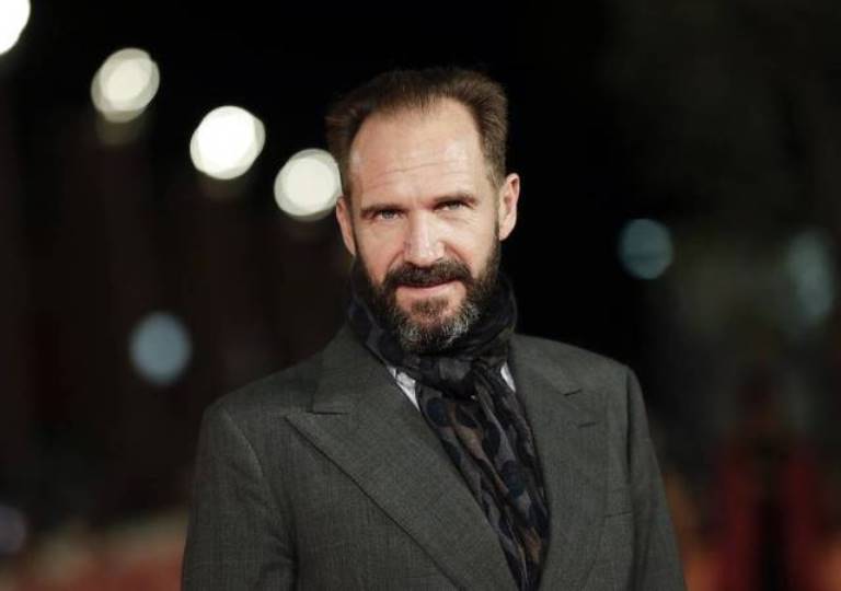 Ralph Fiennes Bio, Net Worth, Wife, Brothers and Family Facts